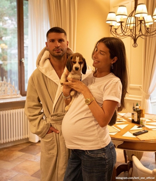 Беременная Кети Топурия поделилась домашним фото с женихом и собачкой