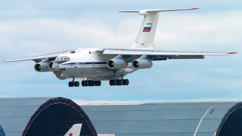 Четыре Ил-76 с российскими миротворцами приземлились в Ереване