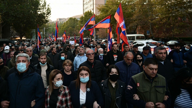 К акции протеста в Ереване присоединились люди в военной форме