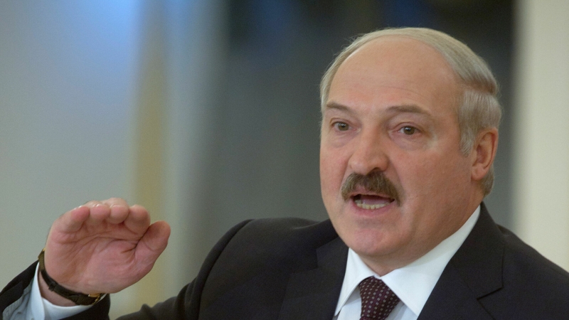 Лукашенко заявил, что не собирается вставать на колени и сдаваться
