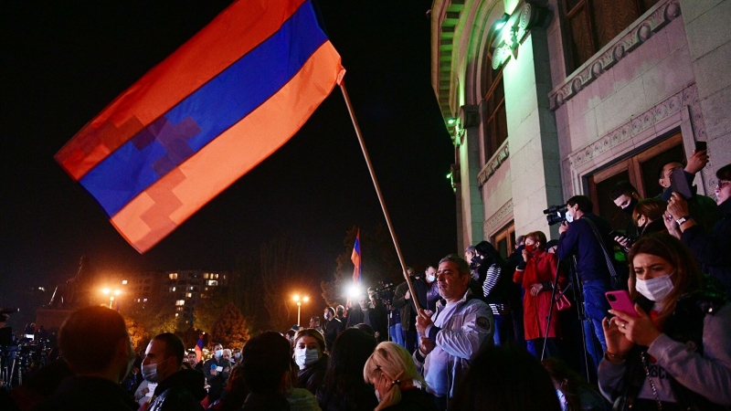 Полиция просит митингующих на площади у театра оперы в Ереване разойтись