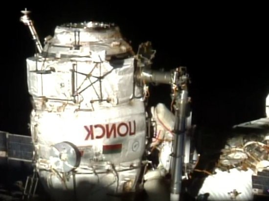 При выходе российских космонавтов из МКС в космос улетела неопознанная деталь