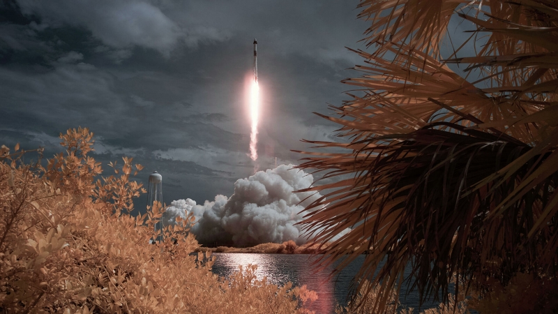 Ракета Falcon 9 стартовала с кораблем Crew Dragon с экипажем на МКС