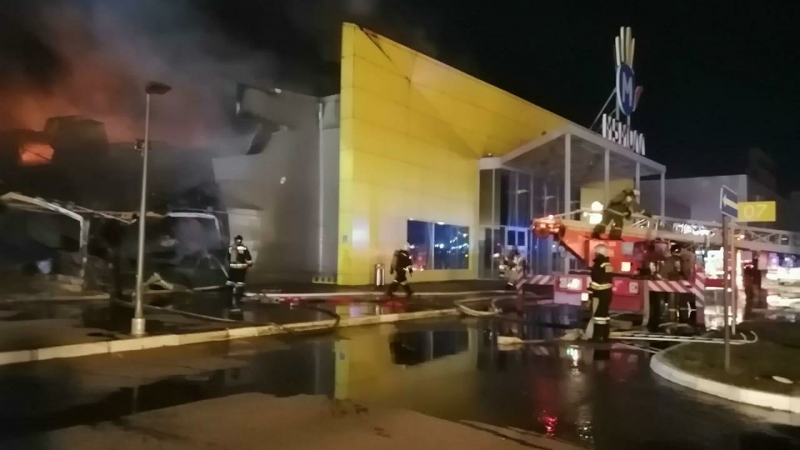 В Рязани обрушилась часть стены горящего ТЦ