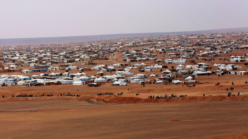 В Сирии возобновился вывод беженцев из лагеря "Эр-Рукбан"