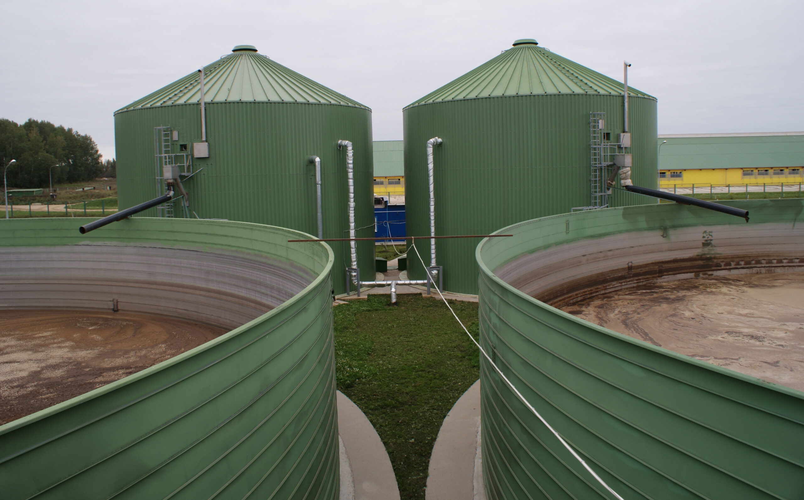 Выработка метана. Биогазовая станция на ферме. Биогазовые реакторы. Биоэнергетика биогаз. Биореактор биогаз.