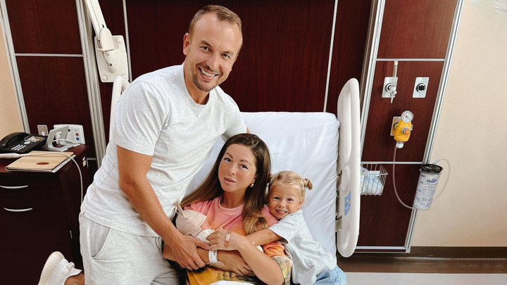 Нюша показала новорожденного сына на семейном фото с мужем и дочкой