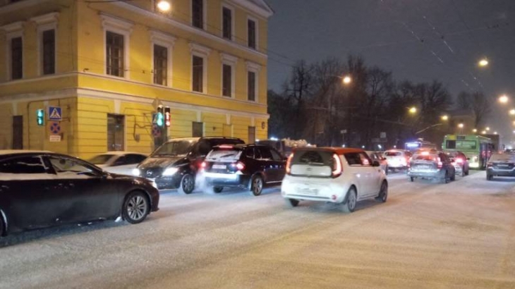 Снежная «клетка»: движение в Петербурге парализовали пробки и дорожные аварии