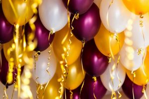 Воздушные шарики под потолок: как украсить праздник