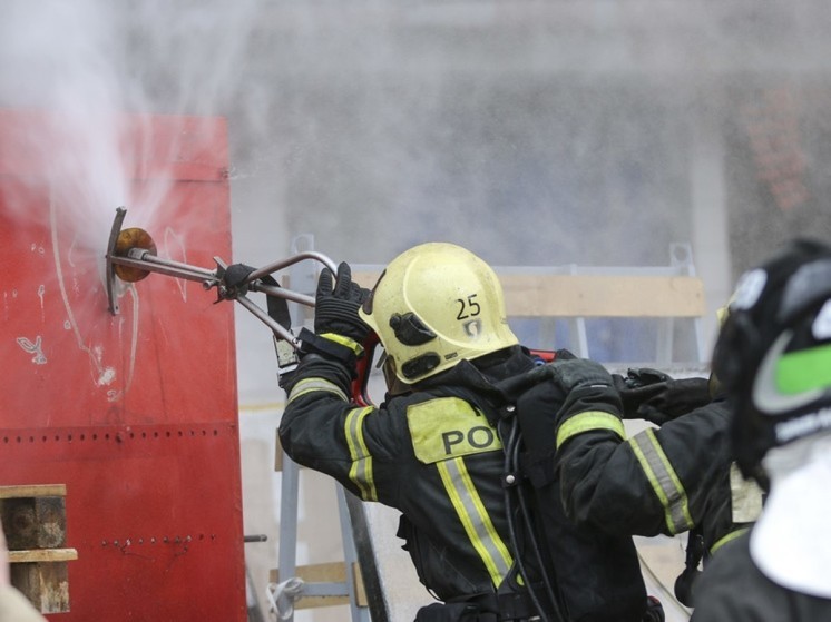 Пожарный получил травмы при тушении возгорания на востоке Москвы