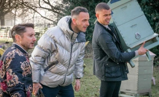 Голяк (Brassic): криминальная комедия о жизни на грани