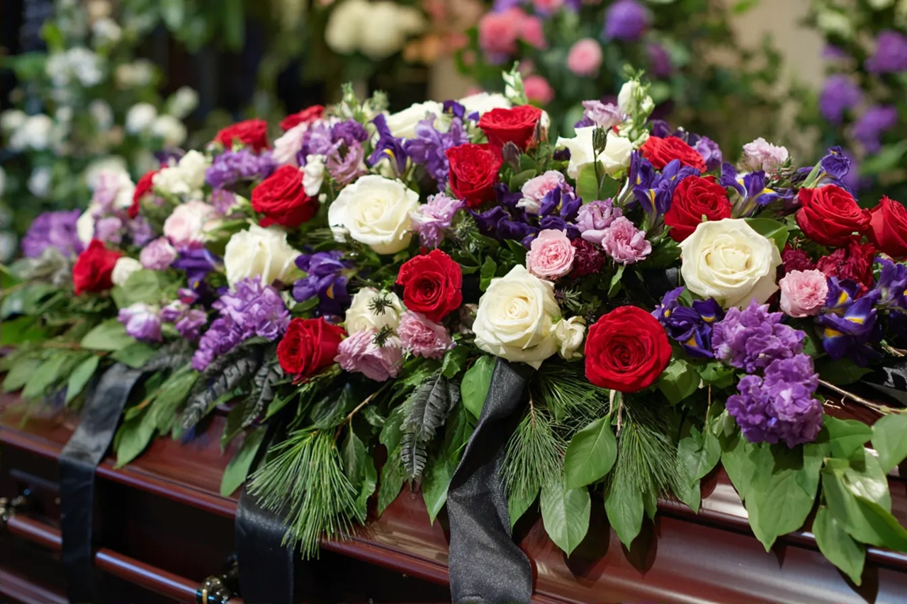 Какое количество цветов дарят на похороны