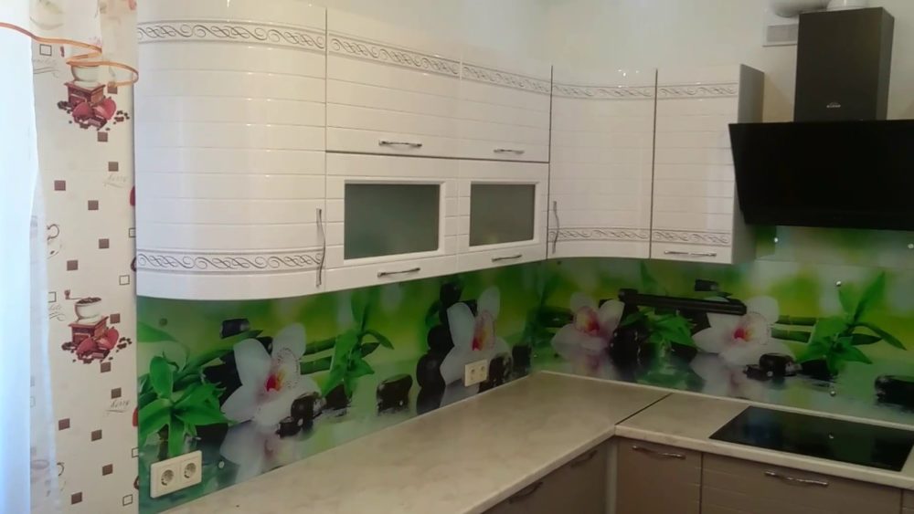 Стеклянные скинали: преимущества для кухни