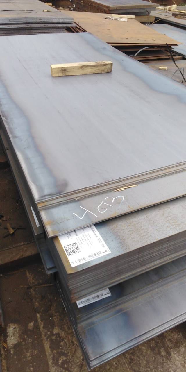 Горячекатаный лист – универсальный материал для современных конструкций – от надежных корпусов судов до долговечных строительных сооружений, разберемся в его свойствах, стандартах и возможностях применения